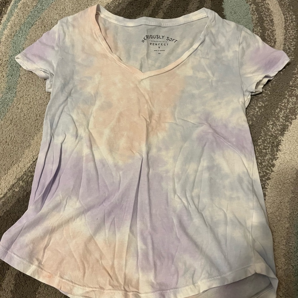 Super soft tie-dye V neck t-shirt. Size S